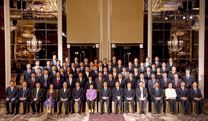 2009年11月13日，國家主席胡錦濤接見參加2009新加坡APEC峰會的中國企業家代表團并合影留念（董事長袁占國位于后排居中位置）