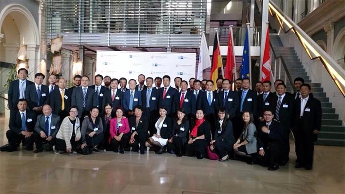 2014年10月9日-14日，國務院總理李克強訪歐期間，董事長袁占國（二排右一）與中國工業經濟聯合會代表團合影
