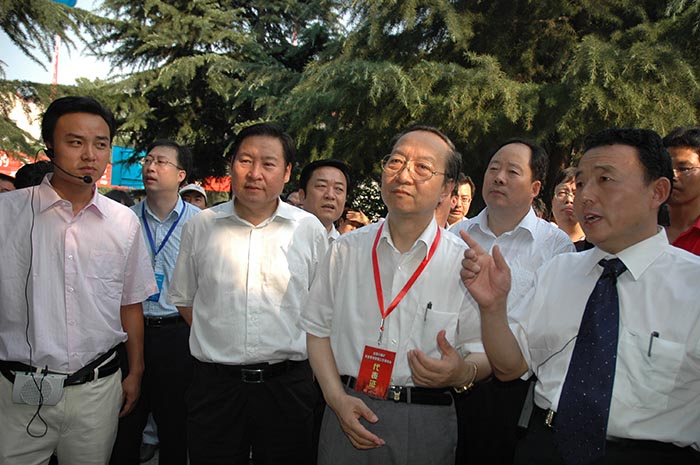 2007年7月10日，李毅中部長在磴槽集團視察工作